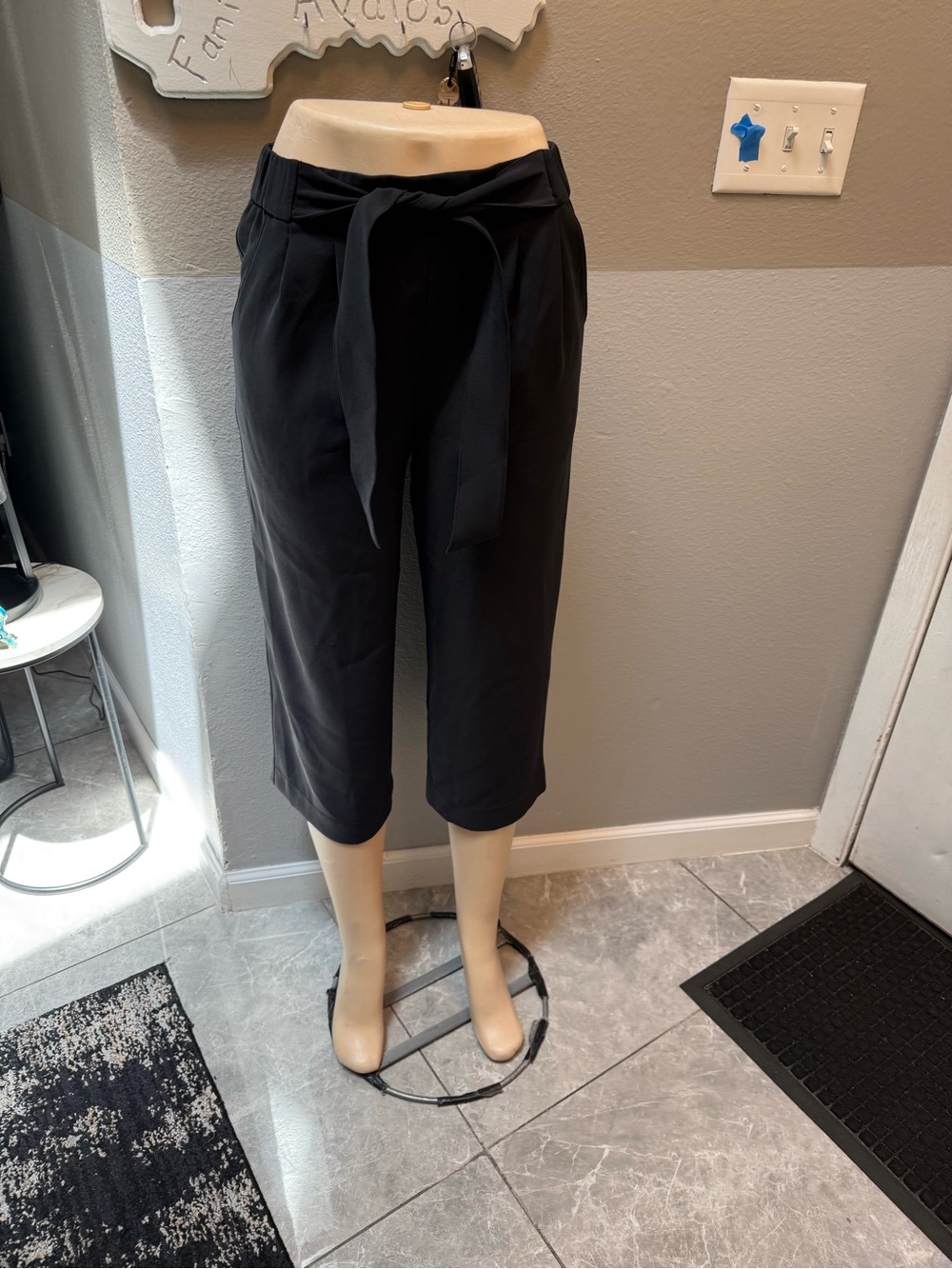 lululemon Black Tie-Waist Cropped Pants - Women